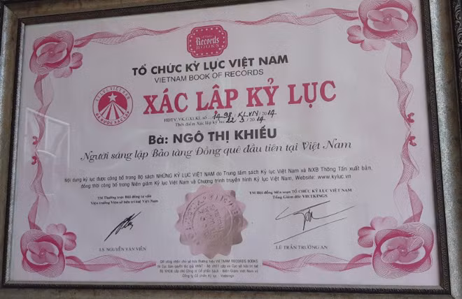 In 2014, the Vietnam Record Organization recognized Mrs. Ngo Thi Khieu as the founder of Dong Que - the first countryside museum in Vietnam.