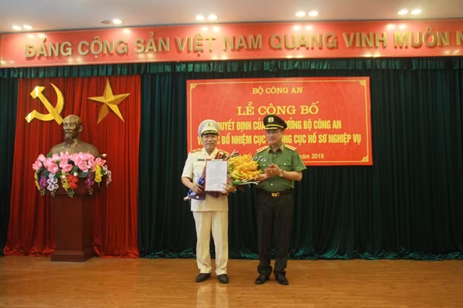 Senior Lieutenant General Nguyen Van Thanh hands the decision signed by the Minister of Public Security on the appointment to the new Director of Department of Police Records Management, Major General To Van Hue.