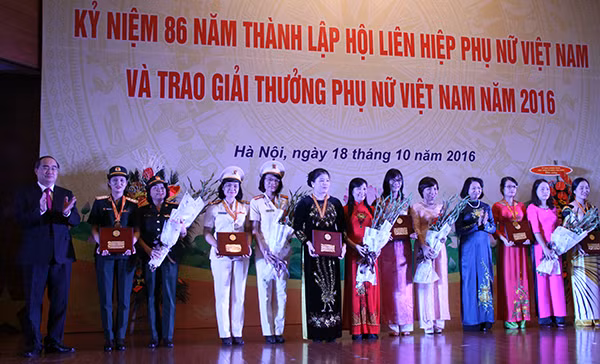 Women's Union Organization of Public Security receiving the Award“Vietnam Women” in 2016.