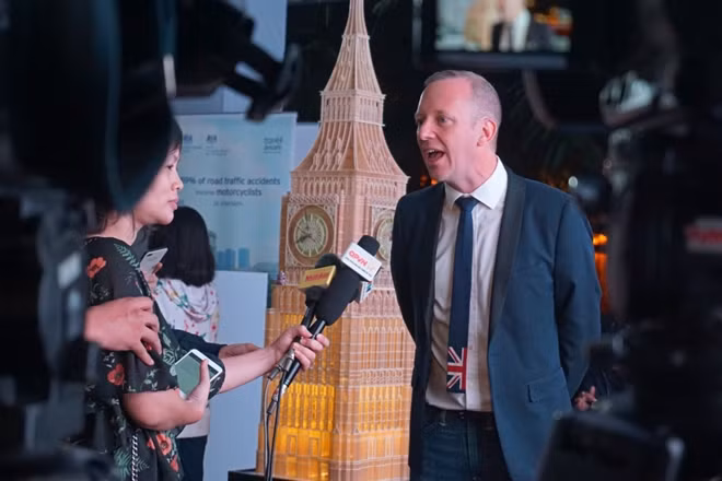 British Ambassador to Vietnam Gareth Ward impressed people with his ability to speak Vietnamese fluently.
