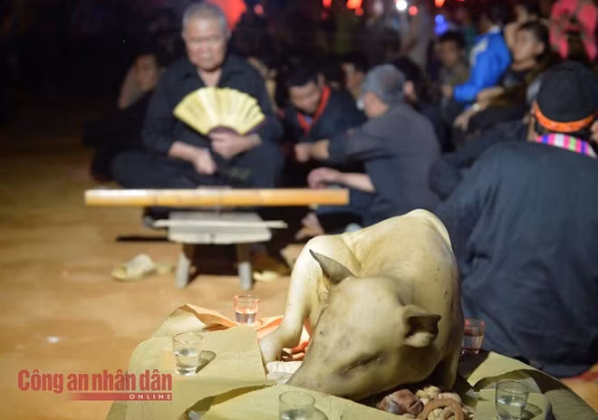 During the elaborate worship rituals, the shamans offer sacrifices, including an iron instrument, a cooked pig, a bowl of uncooked rice, 10 cups of wine and special votive paper made by the Pa Ten people for worship.