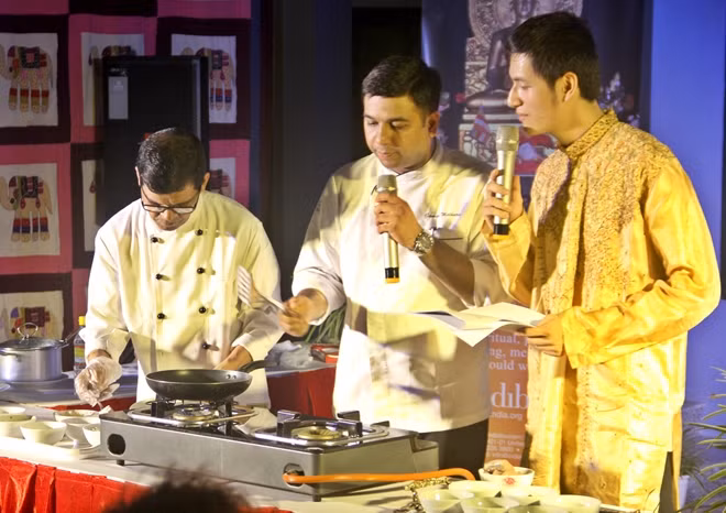 The main chef of the cooking show was Mr. Gaurav Malhotra, a famous chef from New Delhi. He has had the opportunities to serve the Indian Prime Minister and other senior leaders.