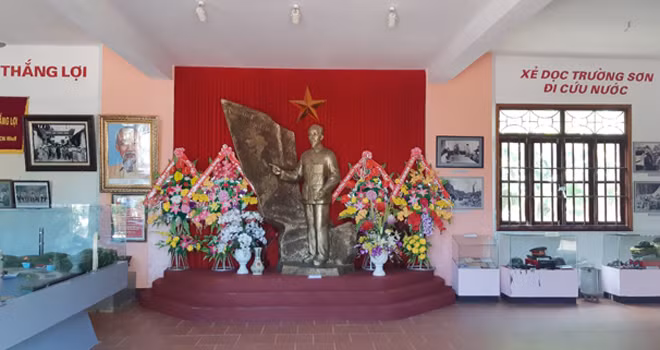 There are also a Memorial Site of President Ho Chi Minh, along with lakes, wet rice fields, and hundreds of precious trees typical to the Northern Delta.