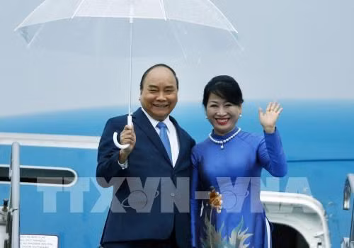 Prime Minister Nguyen Xuan Phuc and his spouse at the Kansai International Airport, Osaka, Japan (Photo VNA) Prime Minister Nguyen Xuan Phuc and his spouse at the Kansai International Airport, Osaka, Japan (Photo VNA)