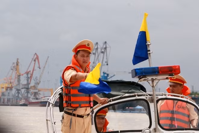 In order to reduce these offences, the Department of Traffic Police drew up a plan requiring all waterway police units to mobilize forces and means to inspect water vehicles, check and seriously handle violations on waterway routes.
