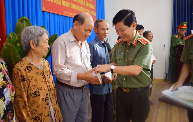 Lieutenant General Nguyen Van Son, Deputy Minister of Public Security presenting gifts to policy beneficiaries.