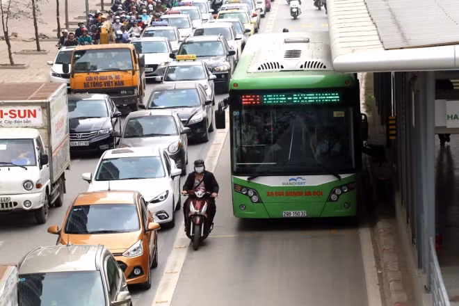 A scooter drives into an "exclusive" rapid bus lane on Kim Ma Street in Hanoi. Photo: VnExpress