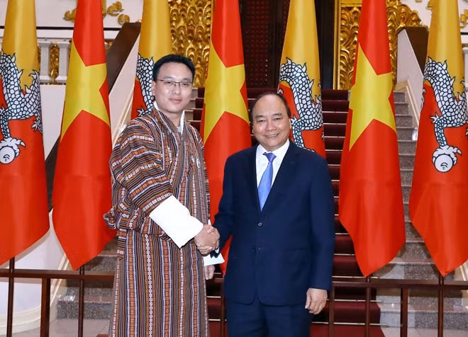 Prime Minister Nguyen Xuan Phuc (R) and Chairman of the National Council (Upper House) of Bhutan Tashi Dorji (Photo: VNA) Prime Minister Nguyen Xuan Phuc (R) and Chairman of the National Council (Upper House) of Bhutan Tashi Dorji (Photo: VNA)