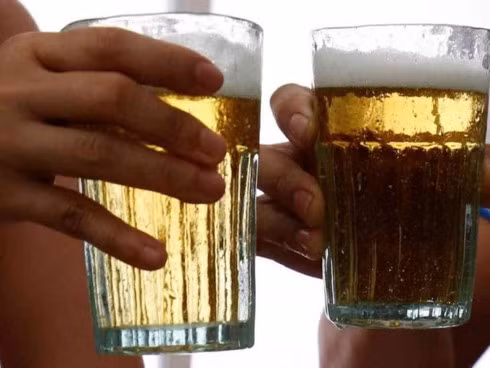 Customers hold glasses of beer at a restaurant in Hanoi, Vietnam, June 24, 2017. Photo by Reuters