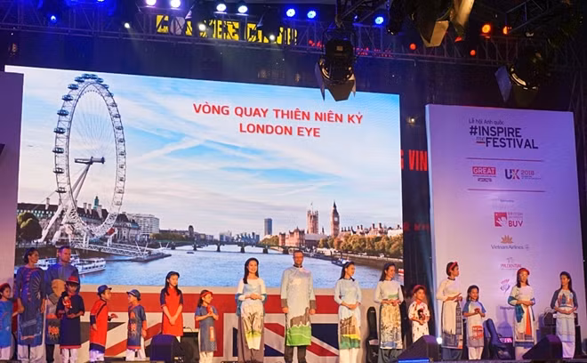 All models performed at the show are staff members working at the British Embassy in Vietnam and their children.