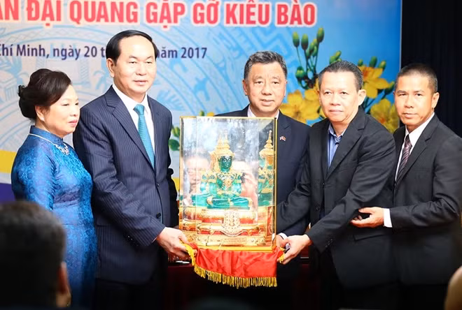 The delegation of Vietnamese nationals in Thailand presented emerald Buddha to President Tran Dai Quang. The delegation of Vietnamese nationals in Thailand presented emerald Buddha to President Tran Dai Quang.