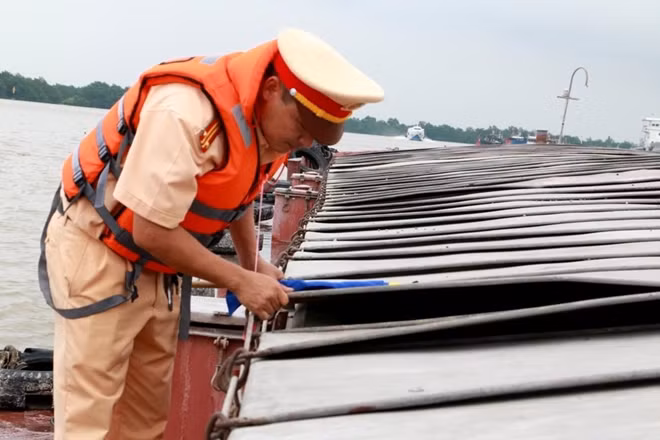 Through the inspections and handling of violations, the waterway police will also explain relevant laws to crew and guide vehicle to practice the regulations on vehicle registration, technical safety and vehicle conversion.
