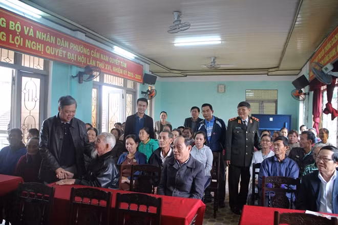 The mission visiting needy people, policy beneficiaries and national contributors in Cam Nam ward.