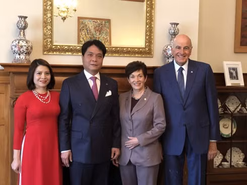 Governor-General of New Zealand Patsy Reddy (second, right) and Vietnamese Ambassador Nguyen Viet Dung (second, left) pose for a photo at their recent meeting.