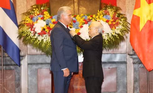 Party General Secretary and President Nguyen Phu Trong (R) bestows a Ho Chi Minh Order upon President of the Council of State and Council of Ministers of Cuba Miguel Mario Diaz-Canel Bermudez in recognition of his contributions to the Vietnam-Cuba friendship and cooperation.