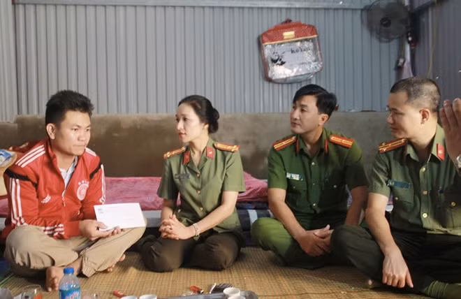 CAND Newspaper's representatives handing gift to Le Doan Dung.