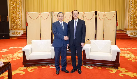 Senior Lieutenant General To Lam, Politburo member, Minister of Public Security in a photo with Mr. Tan Chengxu, Deputy Secretary of the CPC Committee of Dalian, and Mayor of the People’s Government of Dalian.