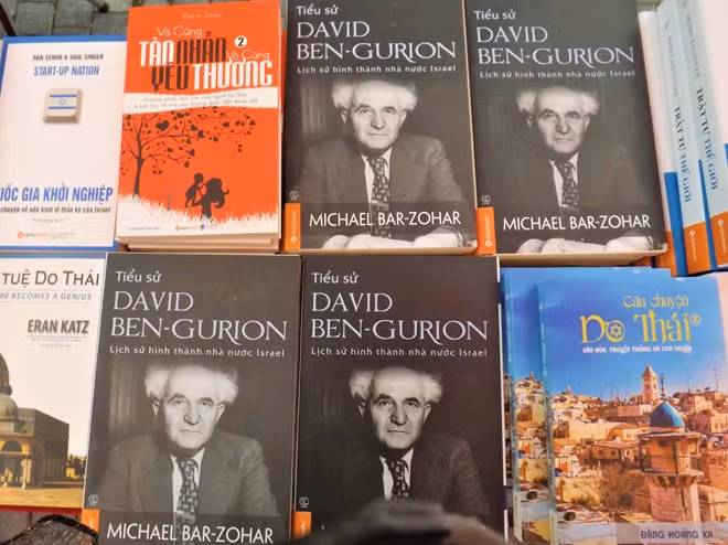 Hanoi displays more than 100 valuable books about Israel ảnh 2