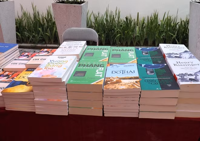 Hanoi displays more than 100 valuable books about Israel ảnh 9