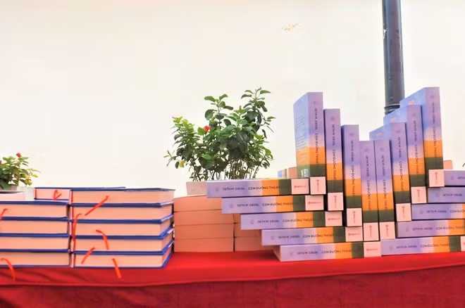 Hanoi displays more than 100 valuable books about Israel ảnh 5