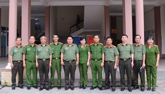 Deputy Minister Bui Van Thanh with delegation and Directorate of the Can Tho Fire Police.