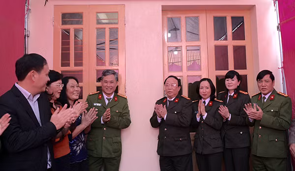 Comrade Tran Thi Lam Hong and presentatives of Hai Phong City Police
