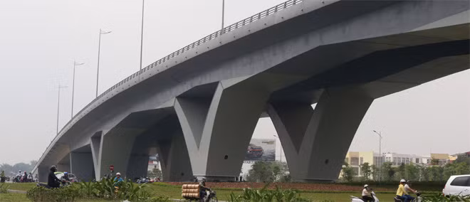 The overpass has 16 beams, including the main bridge and bridge supporting road system with reinforced steel concrete box girders. This is the largest steel bridge in Vietnam.