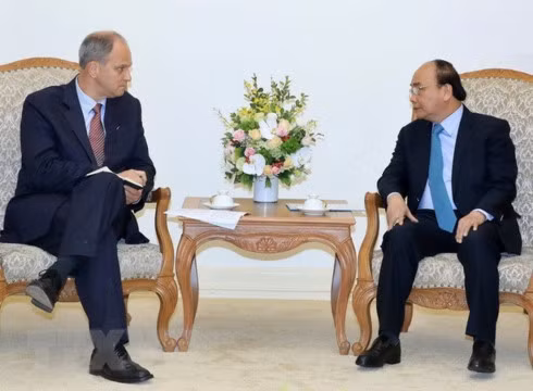 Prime Minister Nguyen Xuan Phuc (R) receives German Ambassador to Vietnam Christian Berger.
