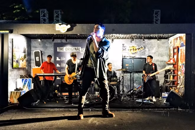 At UK’s InspireMe Festival, in addition to the booths introducing products of British enterprises, there were many other exciting activities such as outdoor fashion show, singing contest, etc.