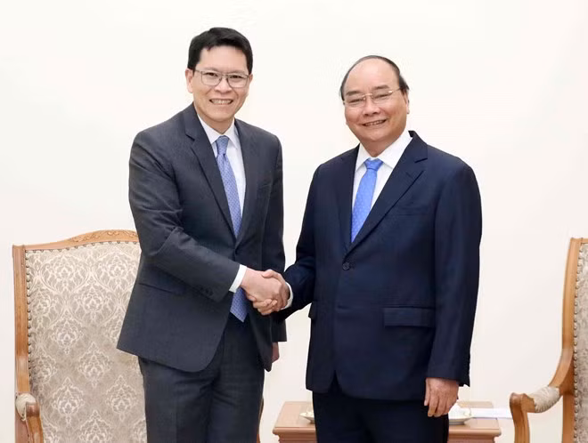 Prime Minister Nguyen Xuan Phuc (R) received Governor of the Bank of Thailand Veerathai Santiprabhob in Hanoi on August 5 (Photo: VNA)