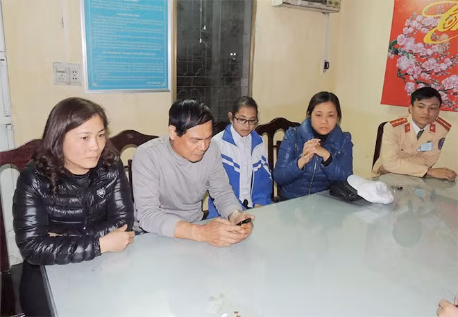 Quynh, the lost girl, and her family at police office.