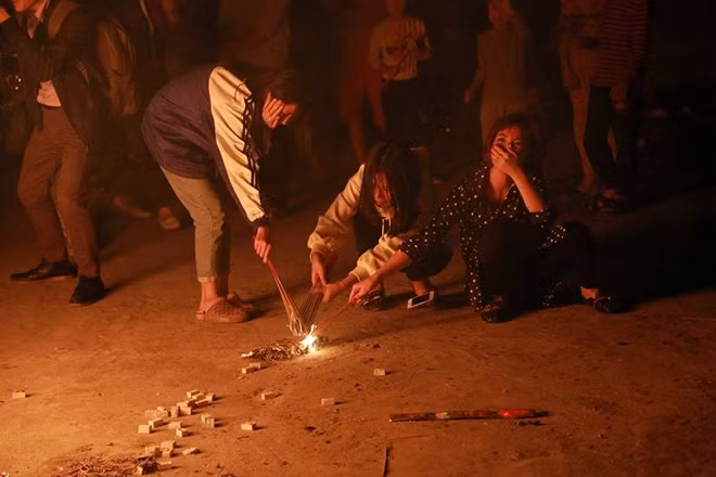 After successfully taking the fire, everyone holds a bundle of incense on fire in their hands and take them to their family altars.