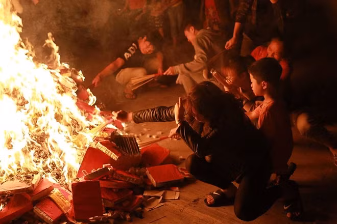 People use candle or incense to store the fire at the village temple and quickly bring the fire home. They use the fire to light lamps or candles on every family's altar.