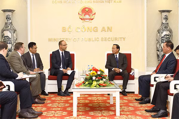 Deputy Le Quy Vuong and Mr Tom-bo Ba-lin the meeting Deputy Le Quy Vuong and Mr Tom-bo Ba-lin the meeting