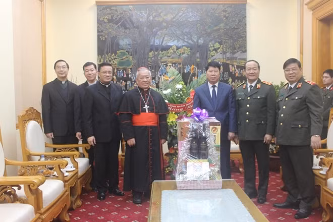 Cleric delegation of the Hanoi Archdiocese presenting flower to Ministry of Public Security.