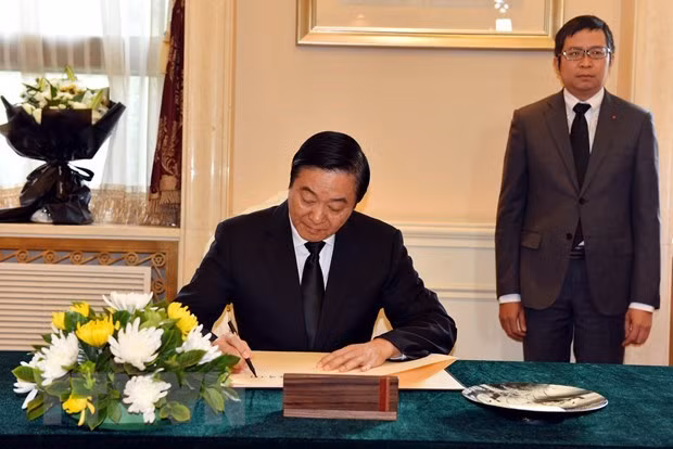 Vice Chairman of the National Committee of the Chinese People’s Political Consultative Conference Liu Qibao writes in the condolences book. (Photo: VNA)