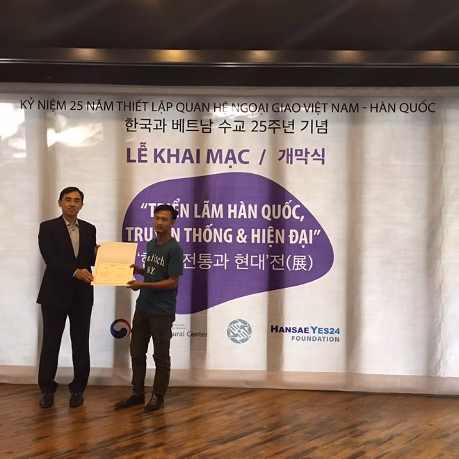 Director of the Korean Cultural Centre in Vietnam presenting first prize to Pham Thuan.