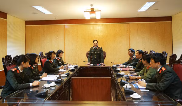 Lieutenant General Nguyen Xuan Muoi, Deputy Director of the General Department of Politics of the Public Security Forces speaking at the meeting.