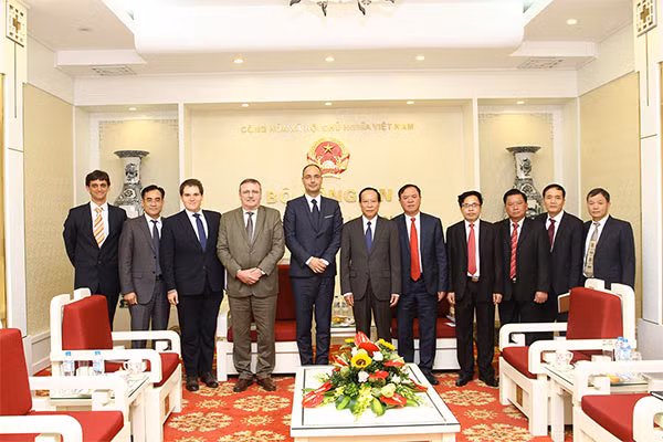 Deputy Le QuyVuong, Mr. Tom-bo Ba-lin and the delegates at the meeting Deputy Le QuyVuong, Mr. Tom-bo Ba-lin and the delegates at the meeting