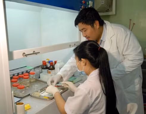 Scientists conduct researches on vaccine in an institute in HCM City (Photo: VNA)