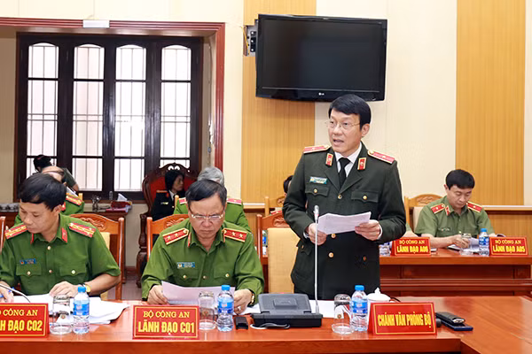 Major General Luong Tam Quang, Director of the Ministry of Public Security’s Office briefing the participants on the tasks performance of the Public Security Forces in October.