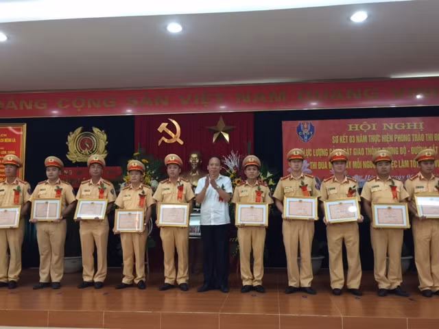 National Traffic Safety Committee representatives awarded certificates of merit to outstanding polices
