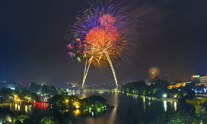 Fireworks show in Hanoi to mark 60 years of the city's liberation from the French on 10 October, 2014. Photo: Vu Quang Ngoc