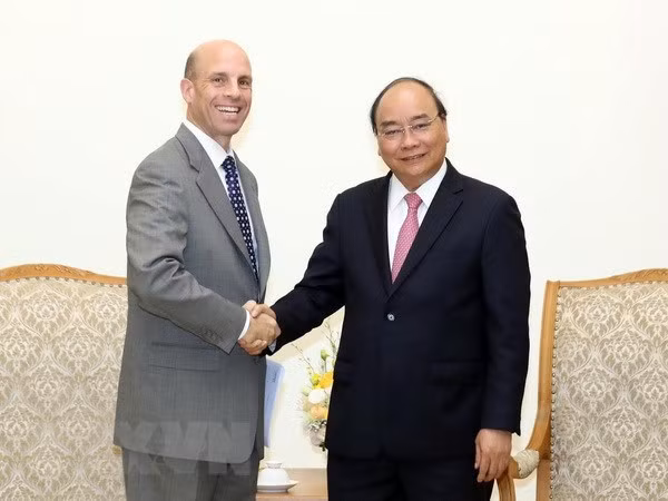 Prime Minister Nguyen Xuan Phuc (R) welcomes Mike Spanos, CEO of the Asia, Middle East, and North Africa unit of the US-based PepsiCo, Inc. (Photo: VNA)