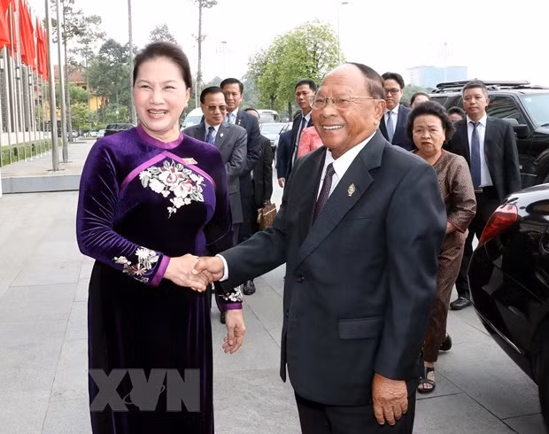 President of the Cambodian National Assembly Samdech Heng Samrin (R) and NA Chairwoman Nguyen Thi Kim Ngan (Photo: VNA)