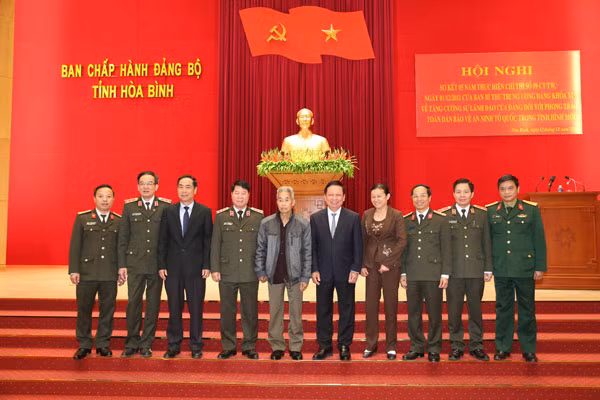 Deputy Minister Bui Van Nam; Secretary of the Hoa Binh Provincial Party Committee Bui Van Tinh in joint photo with other delegates.