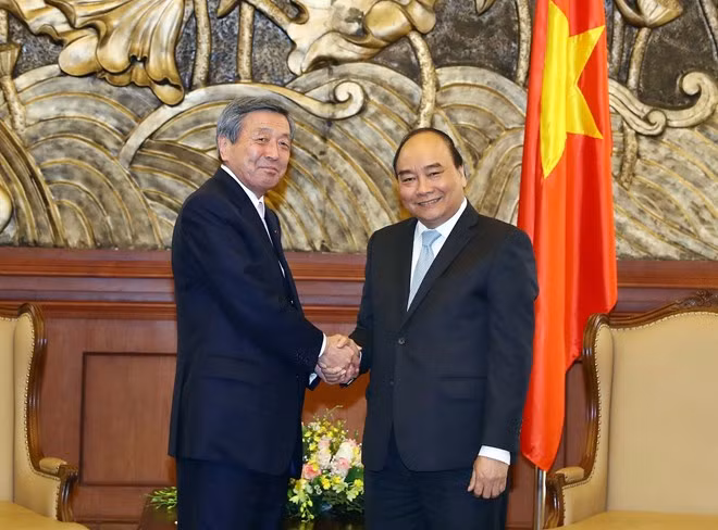Prime Minister Nguyen Xuan Phuc (R) receives Motoo Hayashi, Acting Secretary General of the LDP (Photo: VNA)