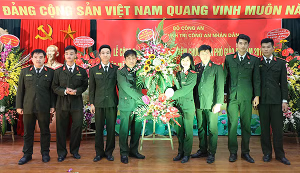 Students presenting flowers to congratulate teachers of People's Public Security Political Academy Students presenting flowers to congratulate teachers of People's Public Security Political Academy