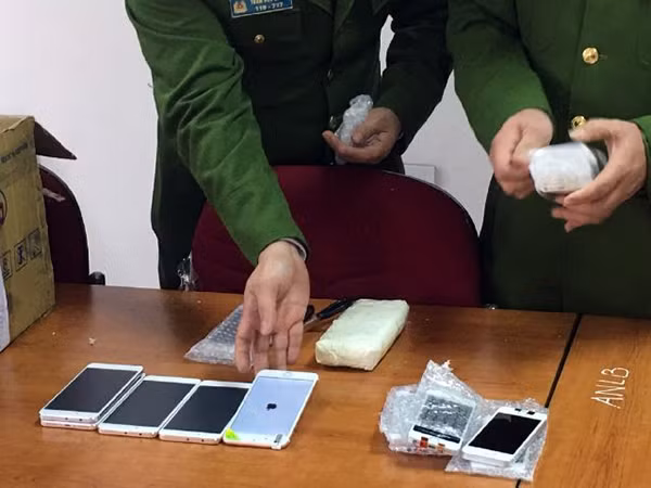 Police detected more than 700 mobile phones of well-known brands such as Iphone and Samsung.