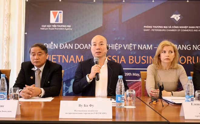 Vu Ba Phu, Director of the Trade Promotion Agency under the Vietnamese Ministry of Industry and Trade (C) speaks at the forum (Photo: VNA)